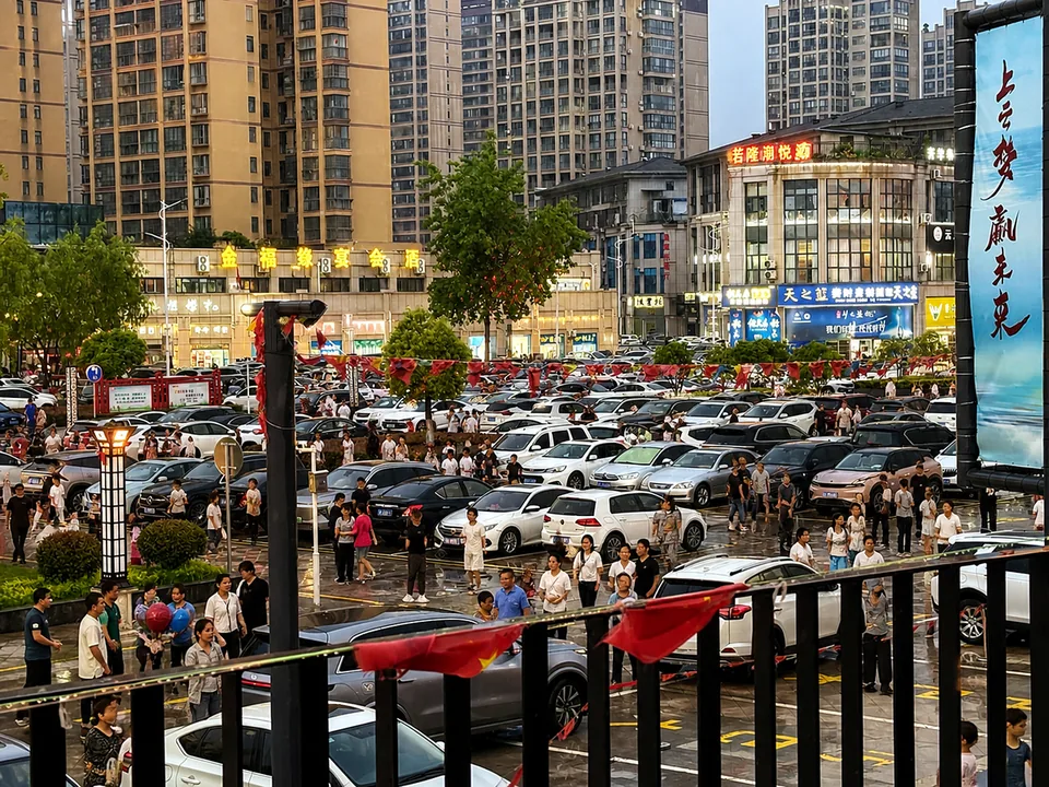 云梦鱼面博物馆店外的停车场与人流