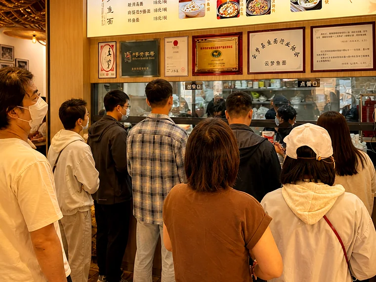 饭点时，客人在云梦鱼面点单口前排队