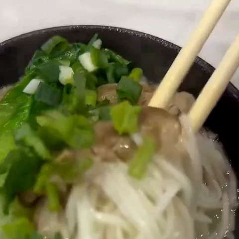 煮鱼面：热汤下面的过程